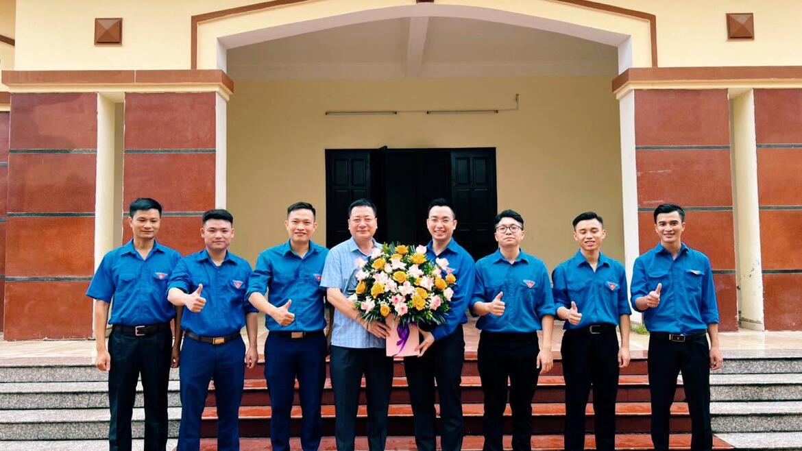 Đ/c Nguyễn Thanh Tuệ - GĐ Trung tâm tặng hoa, chúc mừng Đoàn Thanh niên TTYT TPHY tham gia liên hoan nghệ thuật thanh niên thành phố Hưng Yên năm 2022 - Vòng Chung kết.