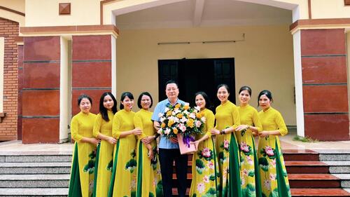 Đ/c Nguyễn Thanh Tuệ - GĐ Trung tâm tặng hoa, chúc mừng Đoàn Thanh niên TTYT TPHY tham gia liên hoan nghệ thuật thanh niên thành phố Hưng Yên năm 2022 - Vòng Chung kết.