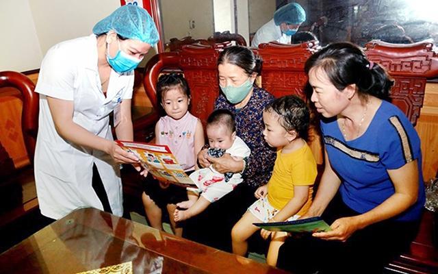 Cán bộ Trạm y tế xã Quất Lưu (huyện Bình Xuyên, Vĩnh Phúc) đến từng hộ dân tuyên truyền phòng, chống dịch bệnh mùa hè. Ảnh: TRÀ HƯƠNG